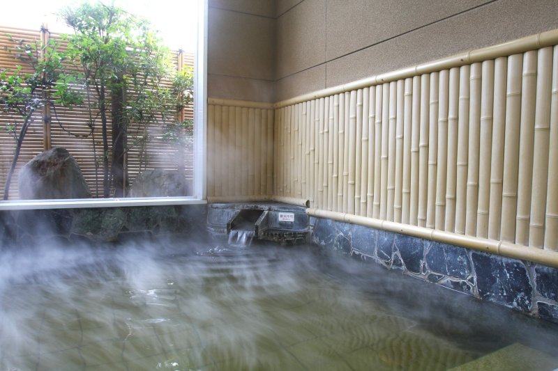 伊予港にほど近い温泉の露天風呂では、涼やかな潮風に吹かれてゆったりと入浴できる。