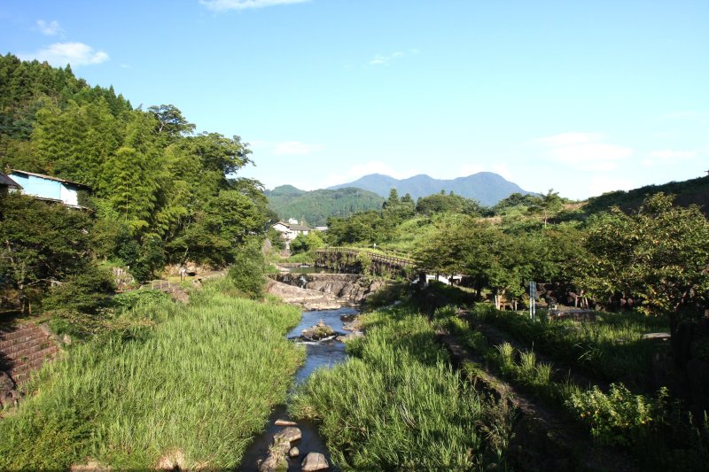 土佐湾に注ぐ仁淀川の水源の1つである久万川の上流。仰西渠のある部分は特に流れと落差が激しいとされている。