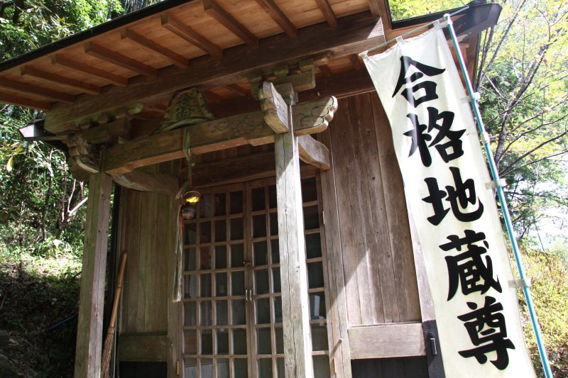 神社は豊かな緑に囲まれており新鮮な空気が流れている。鳥居などには細かい彫刻が刻まれており、見所が詰まっている。