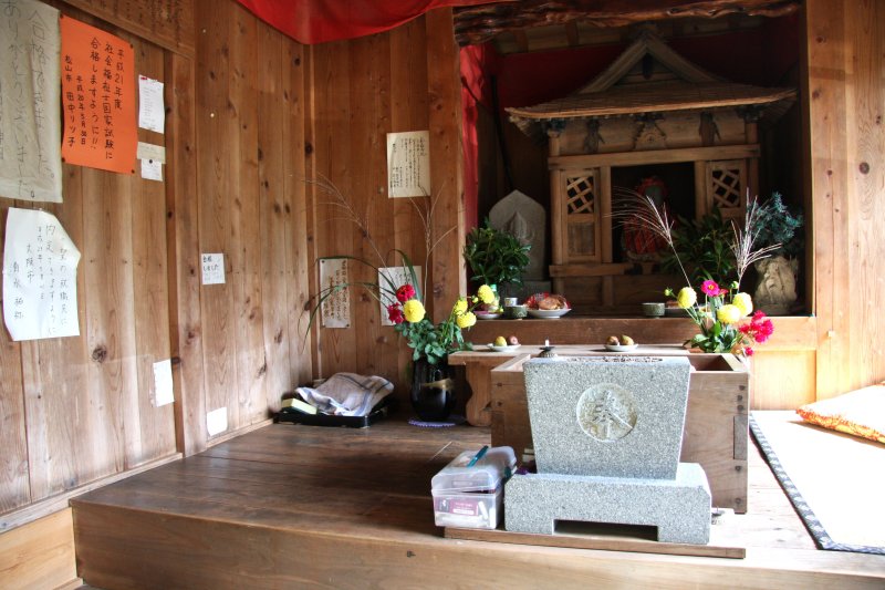 境内には常に色とりどりの花が供えられており、壁には祈願者の合格に向けたメッセージなどが貼られている。