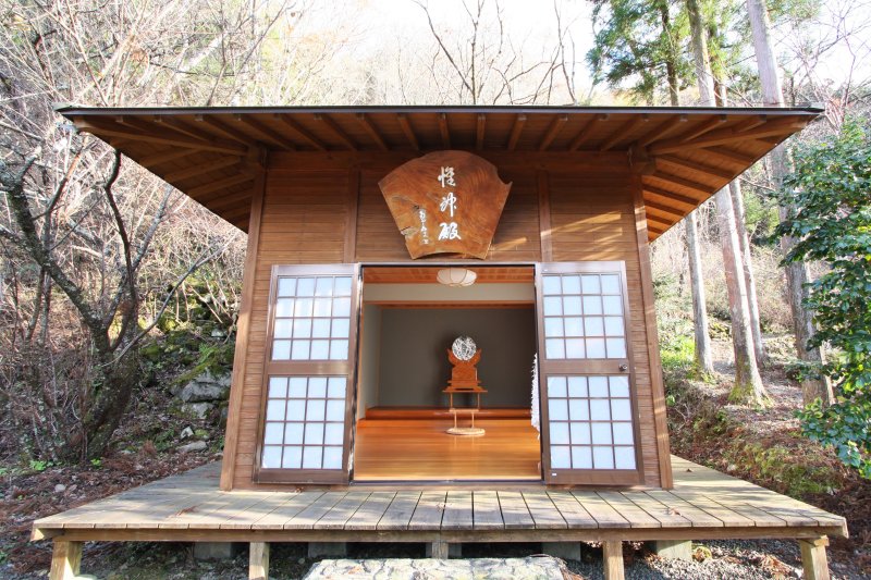 神を想い、神と一体になるという意味が込められた「惟神殿（かむながらでん）」は、瞑想の妨げになる余分なものは一切置かれていない。
