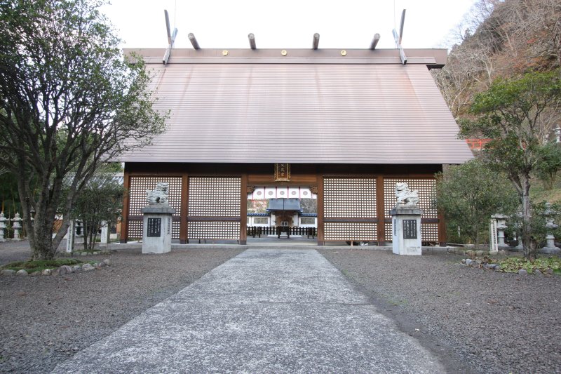 参道を上がりきると姿を現す拝殿「鮮雲殿（せんうんでん）」は、高さ約17mの大社殿で四方の景観を損なわないように吹き抜けの設計となっている。