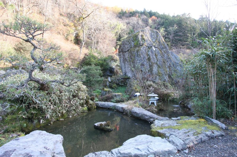 威風堂々と鎮座する注連縄が渡された巨石は、大成神宮の御神体として祀られている。