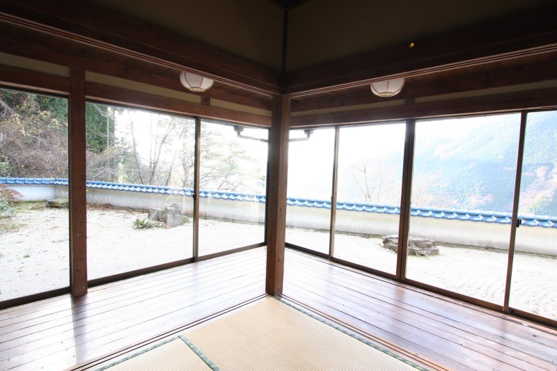 秘境の眺望を借景に取り込んだ枯山水の庭園「銀漢の庭」。