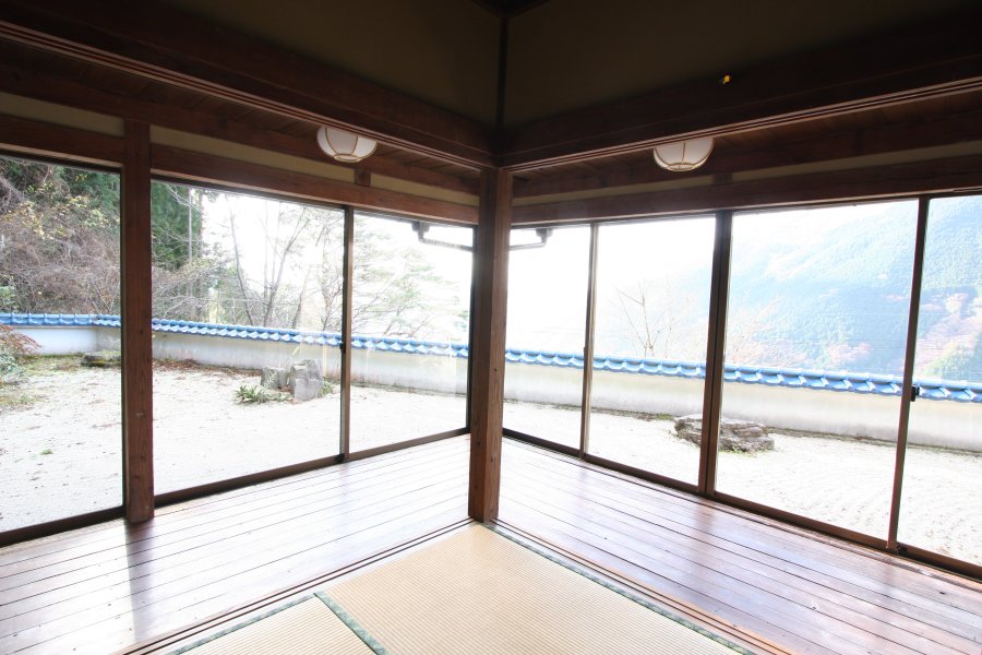 秘境の眺望を借景に取り込んだ枯山水の庭園「銀漢の庭」。