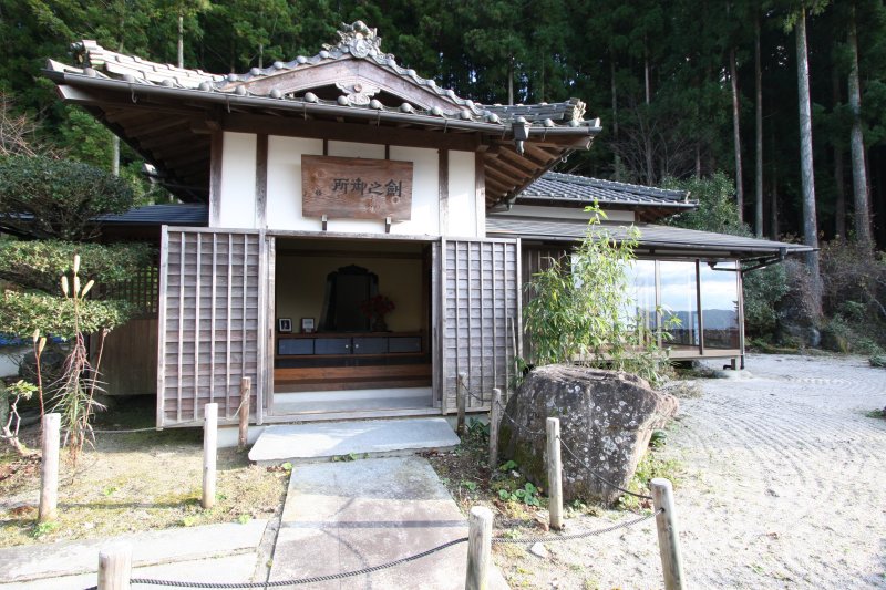 天皇家の血筋を守るために建てられた「剣の御所」は、造営に尽力した剣部隊の名称にちなみ名付けられている。