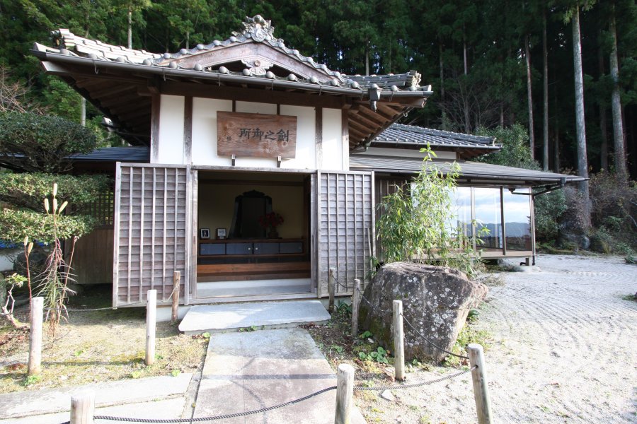 天皇家の血筋を守るために建てられた「剣の御所」は、造営に尽力した剣部隊の名称にちなみ名付けられている。