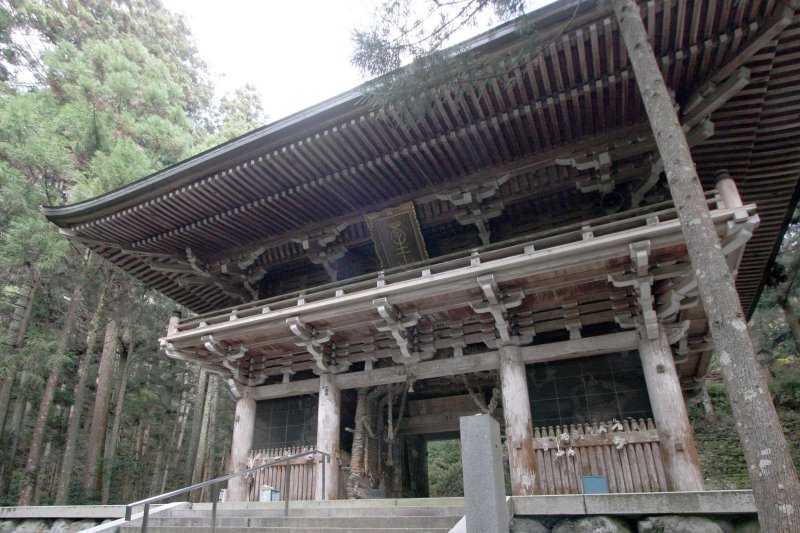杉の巨木が林立する参道を進むと、堂々とした仁王門が建つ。仁王像は越前の大仏師･法眼の作（町の重要文化財）と云われる。