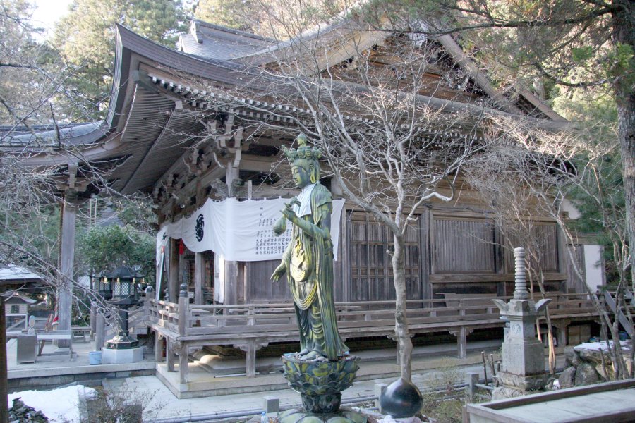 石段を上がったところに本堂と大師堂、護摩堂がある。 本堂には十一面観音菩薩像が祀られている。