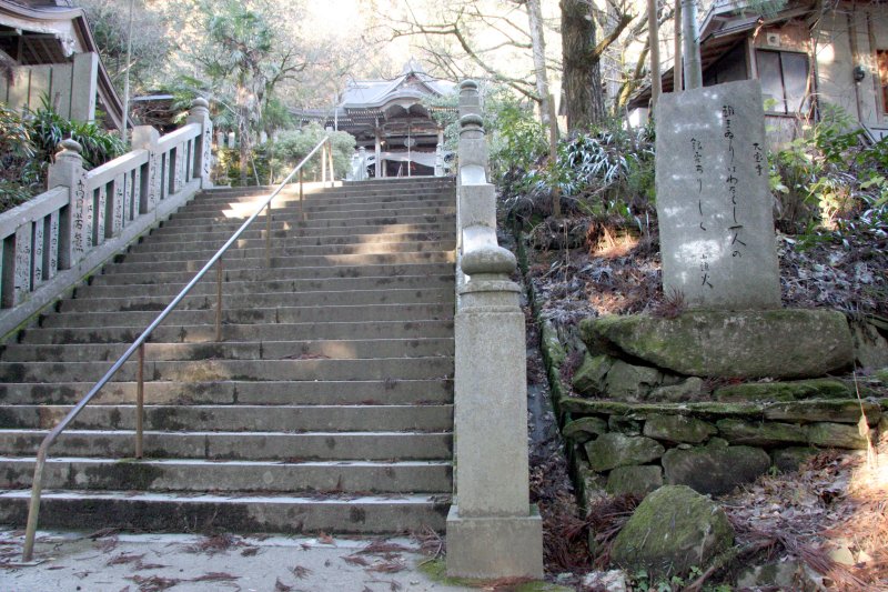 境内の片隅には、種田山頭火の句碑がある。 山頭火は「朝まいりはわたくし　一人の銀杏ちりしく」と詠んだ。