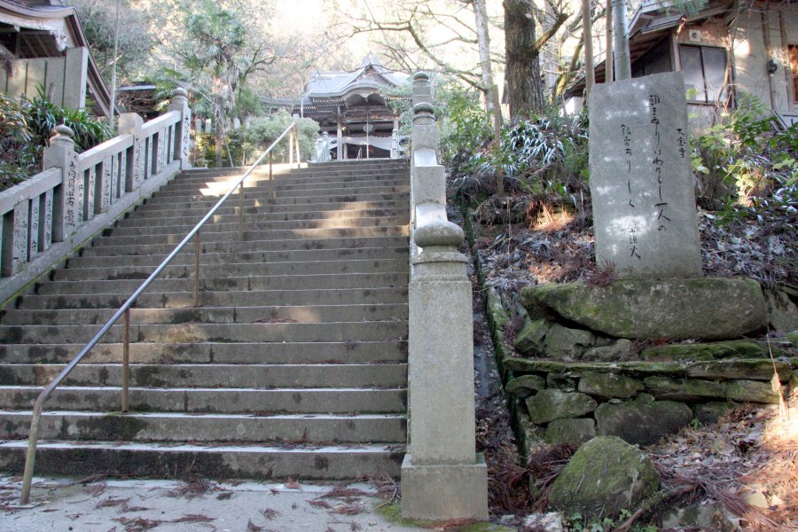 境内の片隅には、種田山頭火の句碑がある。 山頭火は「朝まいりはわたくし　一人の銀杏ちりしく」と詠んだ。