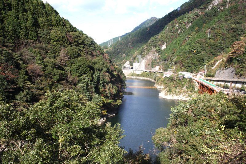 ドイツのライン川の渓谷美にあやかって名付けられた別子ラインでは、春夏秋冬の風景を望むことができる。渓谷美の美しさは、新日本百景や四国20景、四国の自然100選などにも選ばれている。