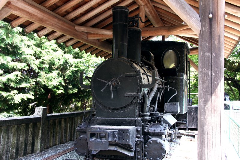 国内で一番早く開通した鉱山鉄道を走っていた「別子第1号機関車」。