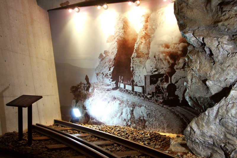 鉱石や旅客の輸送を行っていた住友別子鉱山鉄道の切通を再現したジオラマを展示。別子銅山鉄道の線路の脇にあった岩肌に実際に薬品をかけて型取るという方法で、忠実に再現。