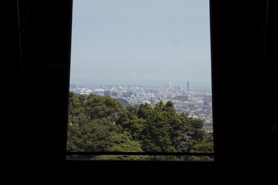 現在の新居浜が一望できる望煙楼。反対側の望煙楼には、別子の山々が望める。