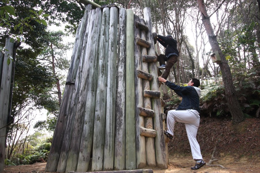 愛媛県内の景勝地をテーマにした25個のフィールドアスレチックは、楽しみながら体力作りができる。
