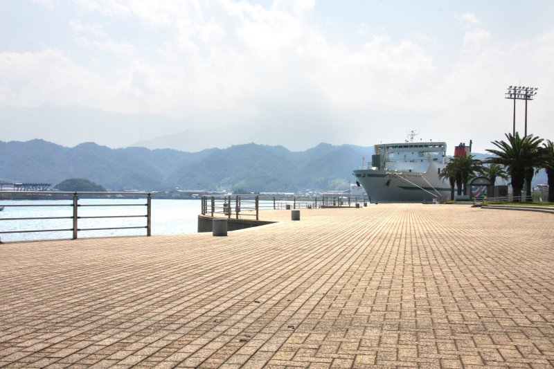 新居浜東港に隣接しており、客船の発着を見ることができる散歩道。早朝からジョギングやウォーキングを楽しむ人々もいる。