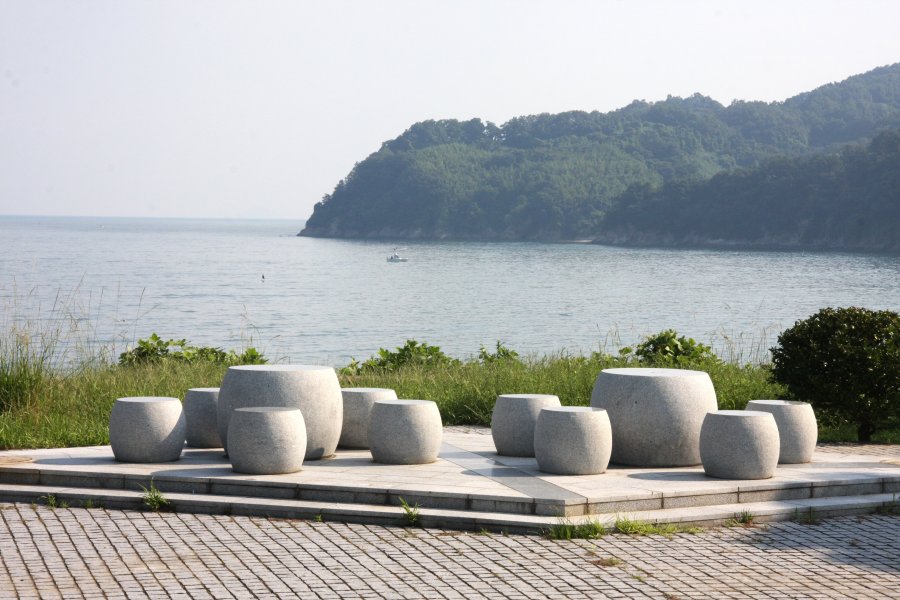 海岸沿いに設けられたベンチでは、潮風を全身に受けながら景観を楽しむことができる。