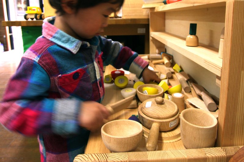 ｢作楽工房｣では制作した木工の遊具やおもちゃも販売されている。また、実際に手にとって遊ぶこともできる。