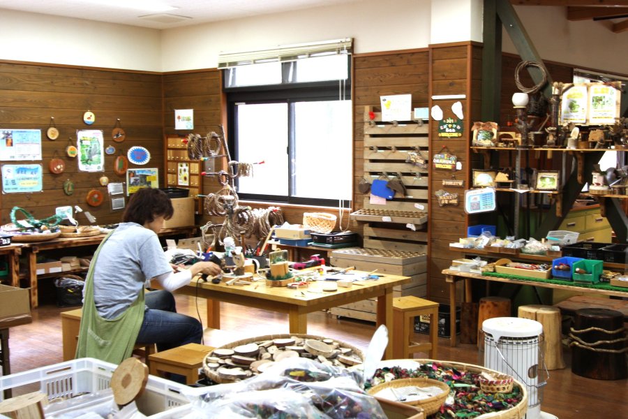 木工体験では、色のついた葉っぱや木の枝、木の実など組み合わせは無限大。お父さんも幼少に返った気分で夢中なってみては。
