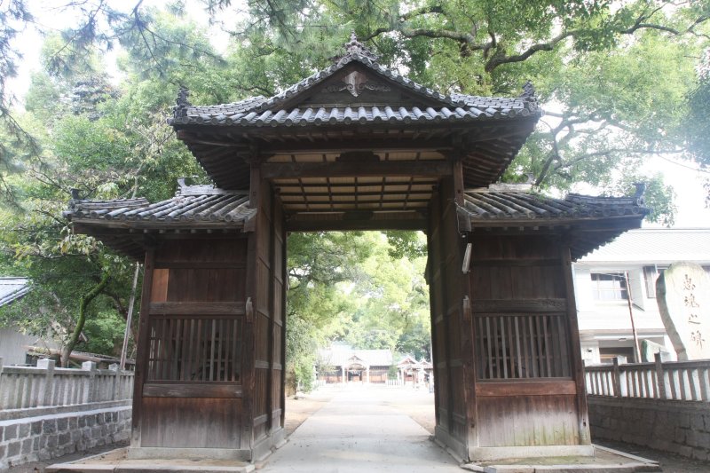 新居浜太鼓祭りでは、神社がある川西地区の太鼓台が集合し、宮入の際にはこの随神門を必ず通る。