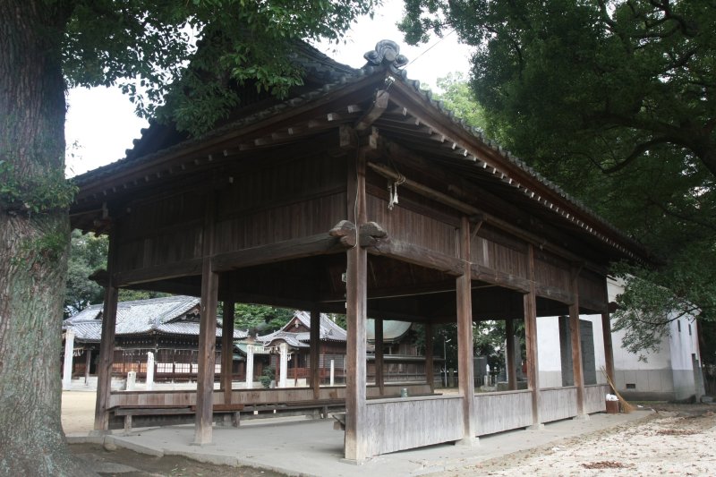 市内中心部にありながら静寂に包まれた境内は、市民の憩いの場となっている。