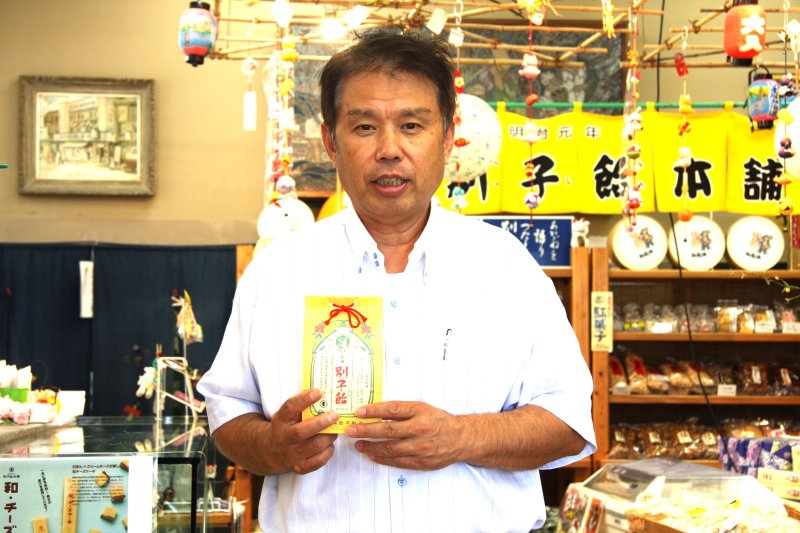 昔ながらの素朴な味わいを守り続ける現4代目社長。現在は別子飴を始め、約100アイテムの製品を製造している。