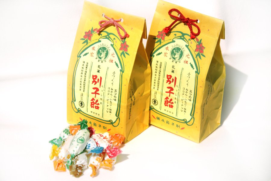 みかんや抹茶、いちご、ココア、ピーナッツ、珈琲の味がある別子飴。みかんといちごの果汁は、愛媛県内産のものにこだわっている。