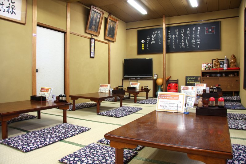 店内の一角には食事処が設けられており、工場内で生産される手打ちうどんを味わうことができる。和室の空間は広々としており、旅の疲れを癒すには最適。