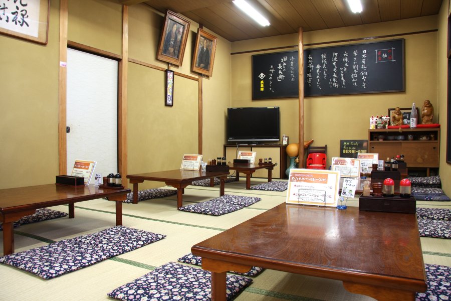 店内の一角には食事処が設けられており、工場内で生産される手打ちうどんを味わうことができる。和室の空間は広々としており、旅の疲れを癒すには最適。