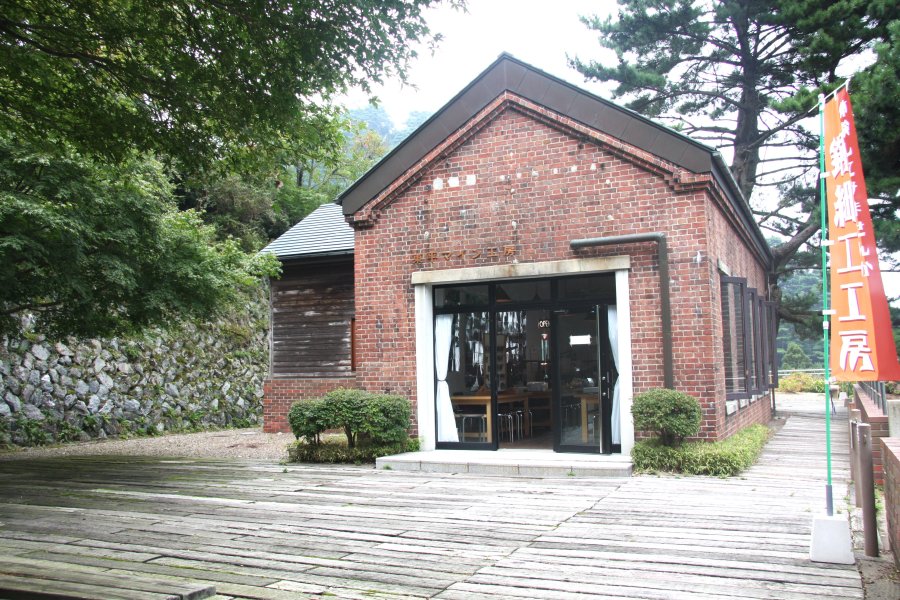 レンガ作りのマイン工房は、別子銅山の産業遺産を活用しており、東平地区が栄えていた昭和43年頃までは、保安本部や就業調所が置かれていた。