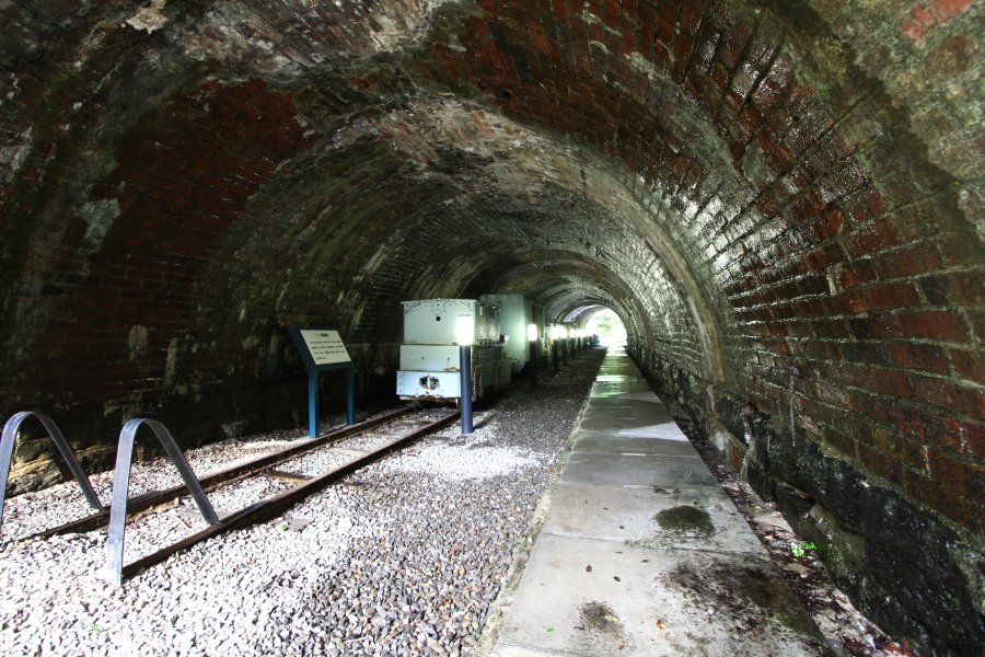 資料館付近には、実際に使用されてきた坑道が鉱山運搬車両の展示場として保存されている。