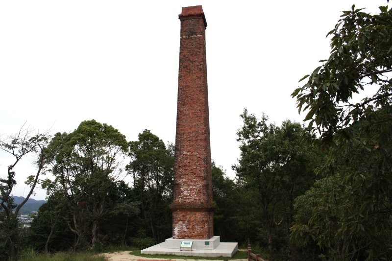 明治21年に建設された山根製錬所の煙突は、建設から120年以上の時を越えた現在でも新居浜の産業遺産のシンボルとして生子山の頂上に残っている。