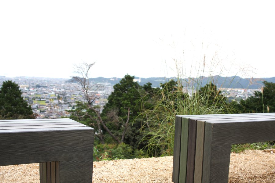 生子山の頂上にはベンチが設けられており、犬の散歩やハイキングの途中で一息つく地元住民も多い。