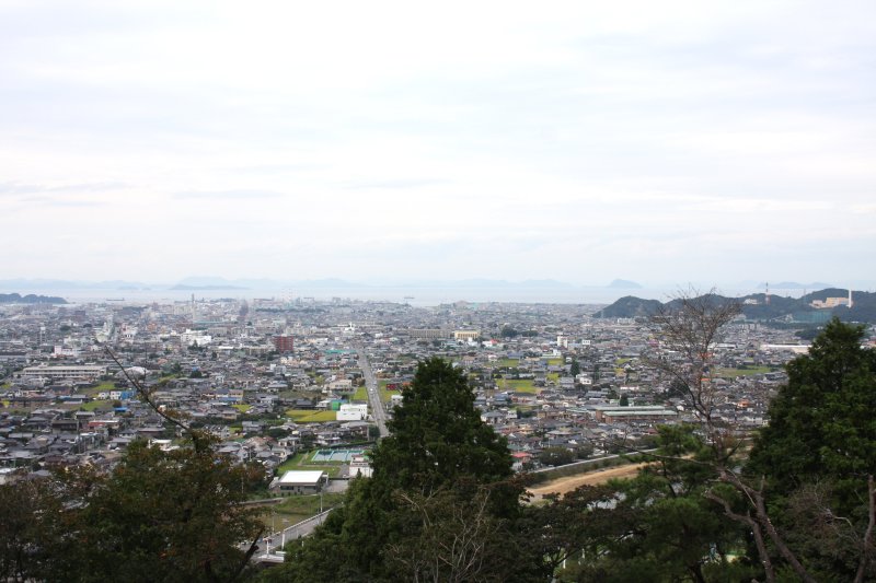 生子山の頂上からは、新居浜市内や瀬戸内海を一望できる。生子山の頂上に建つ煙突は、明治時代からの新居浜の発展を見守り続けている。