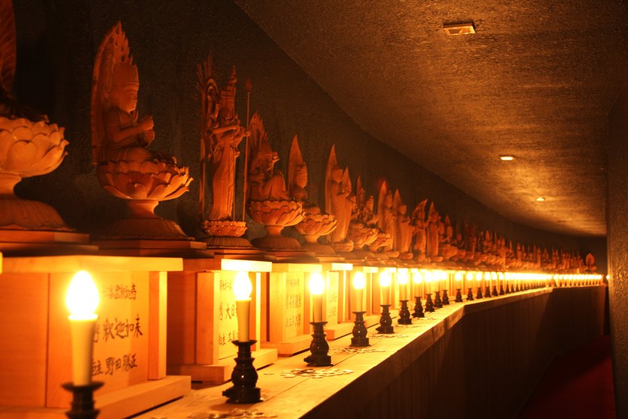 日本に一つしかない地下霊場には、西国三十三観音霊場の本尊と四国八十八ヶ所霊場の木彫りの本尊などが約110mにわたり安置されている。