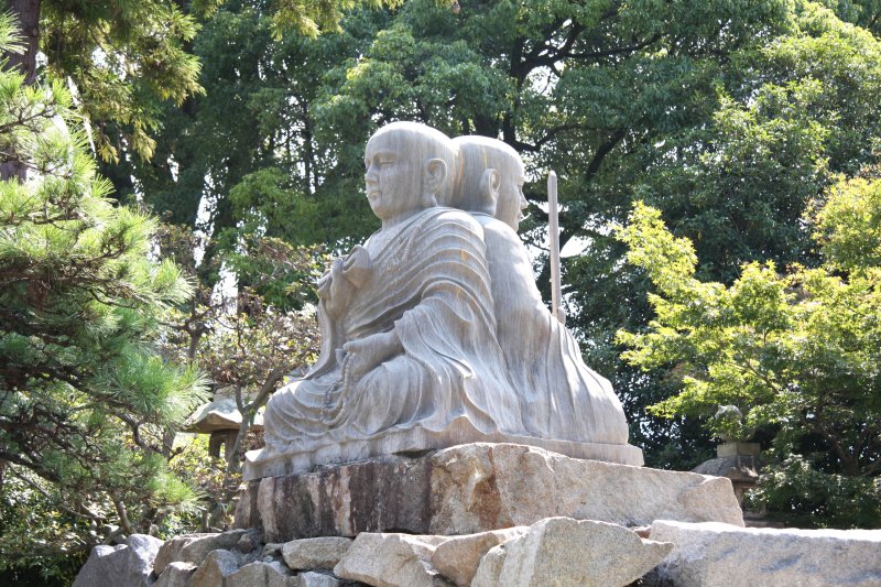 右手に錫杖、左手に鉄鉢を持った修行大師と文殊の利剣を持った秘剣大師が背中合わせで造られている両面大師。日本に一つしか存在しない。