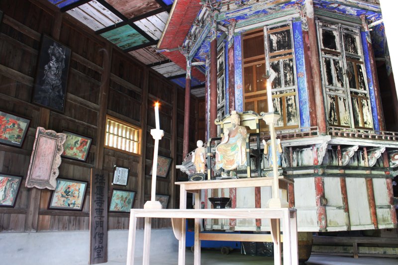 境内の東側には、明治時代に京都の北野天満宮から譲り受けた八角形の経箱が保存されており、2千巻以上の経典が納められている。