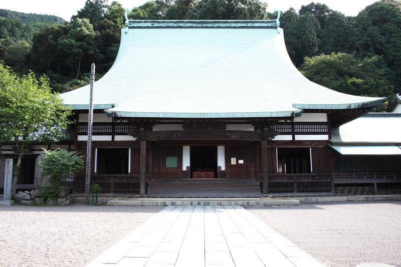 本堂の屋根には別子銅山の銅が使用された新居浜ならではの造り。毎週日曜日には坐禅体験が行われており、毎月第一日曜日には説法を聞くこともできる。