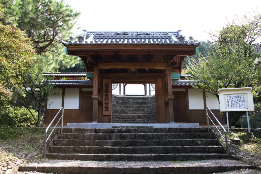 瑞應寺の山門は江戸時代に建てられたもの。周囲には紅葉の木が植えられ、秋には山門と調和した紅葉を見物する多くの行楽客で賑わう。