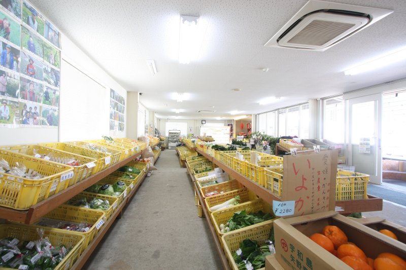 店内には、出荷会員が手塩にかけて育てた商品が品目別に陳列されている。