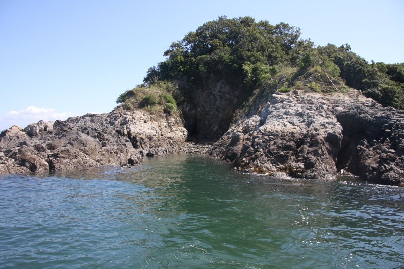 かつては舟が三艘隠れるくらいの大きな松が生えており、村上水軍はそこに隠れて通る船を襲っていたと言われている。