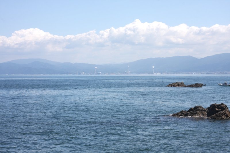 岩場からは全身に潮風を浴びながら、爽快な気分で四国中央市の紙工場地帯や瀬戸内に浮かぶ島々の風景を望むことができる。