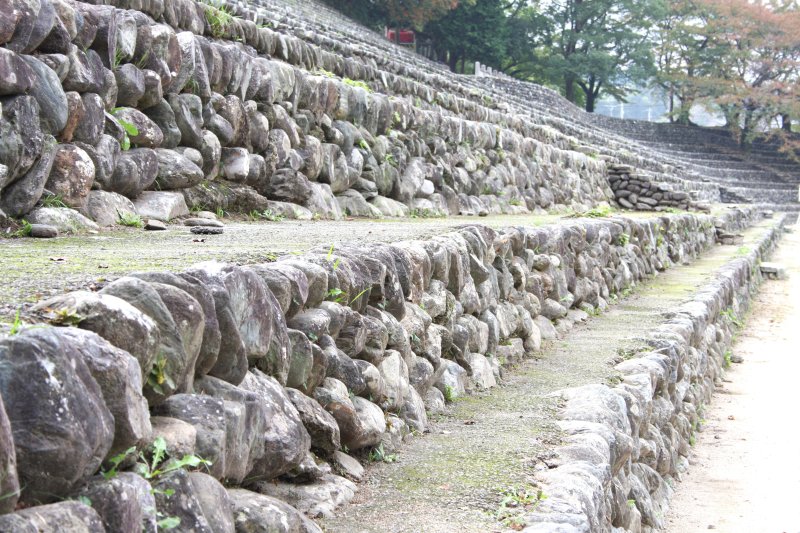 20数段に及ぶ階段状の石積みの観客席は、別子銅山で働く人々の福利厚生を目的に奉仕活動によって造られたもの。