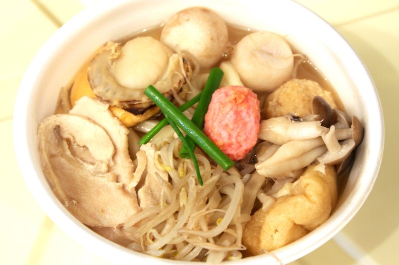 地元産の里いもを中心にホタテや鶏肉などの具材が入ったいもたきは、秘伝のだし汁で煮込まれている。