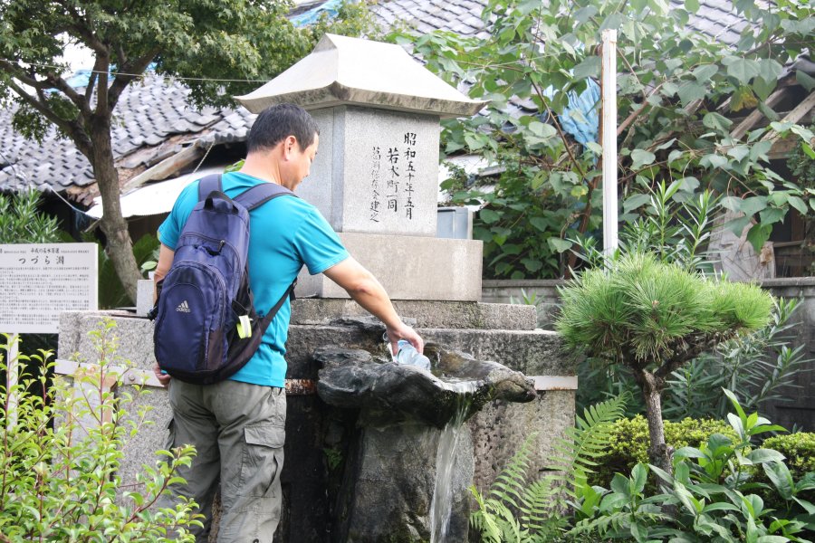 毎日水を汲みに来る人もいるほど地元住民に親しまれているつづら淵は、愛媛県内で唯一、平成の名水百選に選ばれている。