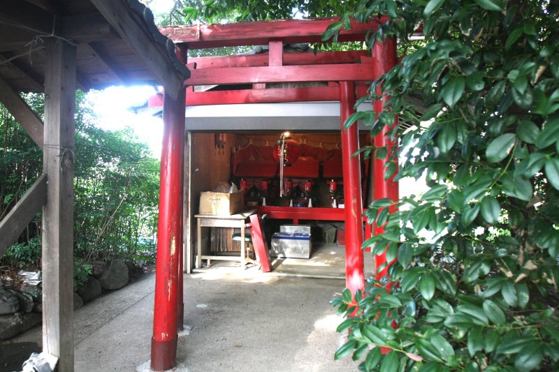 かつて市場が開かれていた境内には、商売繁盛の稲荷神社も祀られている。