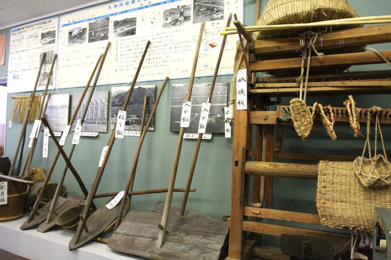 実際に多喜浜塩田に使われていた貴重な資料がずらりと並ぶ室内。
