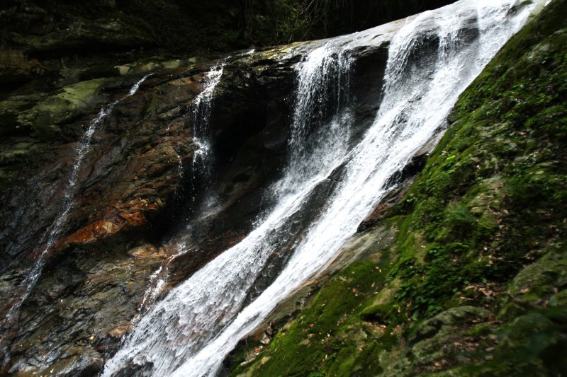 豪快かつ繊細な雪輪の滝は、流れ落ちる水紋が雪輪模様に見えることから名づけられた。