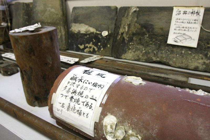 実際に塩田で使われていた資料には、海水特有の貝などが付着している。